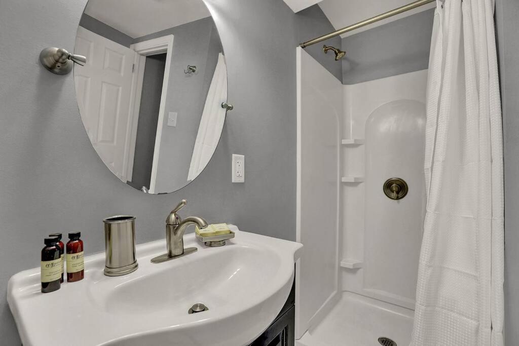 Suites On Seneca - Gorgeous One Bedroom Apartment Harrisburg Exteriör bild
